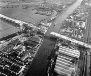 847477 Luchtfoto van de aanleg van het viaduct in de S24, de Noordelijke Randweg Utrecht (NRU), over de spoorlijn ...